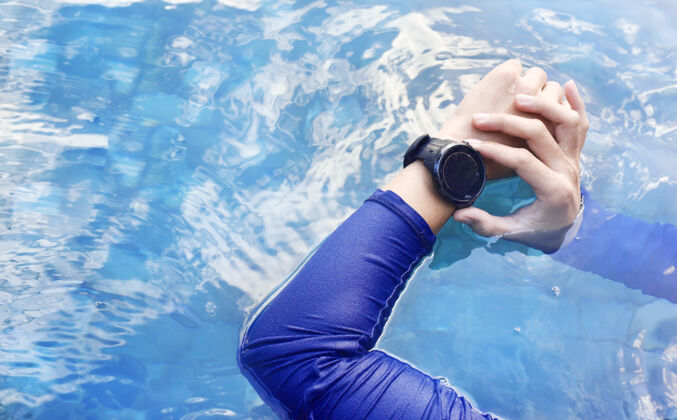 肌肉游泳池里有心率监测器的游泳运动员游泳时间游泳池成就