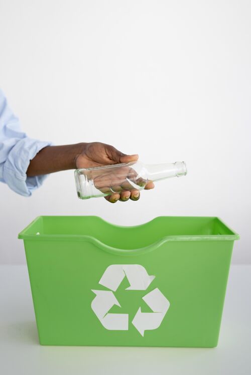 回收年轻的女人为了更好的环境而回收生态零浪费责任