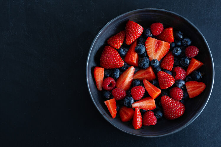 甜点新鲜的夏季浆果放在盘子里顶视图美味小吃蓝莓