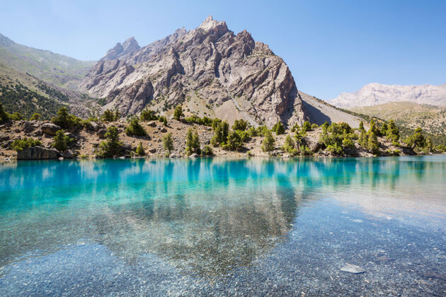 美丽美丽宁静的湖泊在芬斯山脉（帕米尔的分支）在塔吉克斯坦淡水景色自然