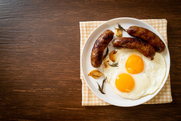 新鲜自制双煎鸡蛋配炸猪肉香肠-早餐美味美味传统