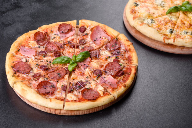 培根新鲜美味的烤箱披萨 配番茄和培根烘焙食物奶酪