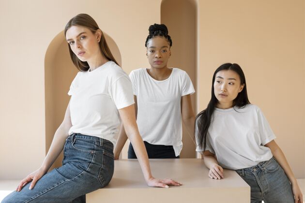 年轻代表包容理念的朋友们穿上实体t恤多样性朋友女孩
