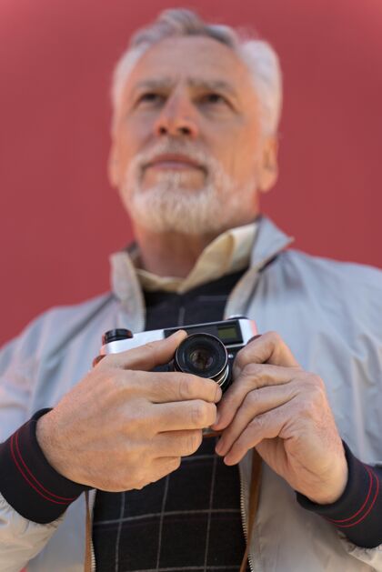 特写特写镜头 拿着相机的人老年人男人老年人