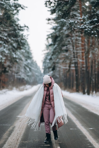 雪雪林中一位美丽的高加索妇女的画像人白种人寒冷