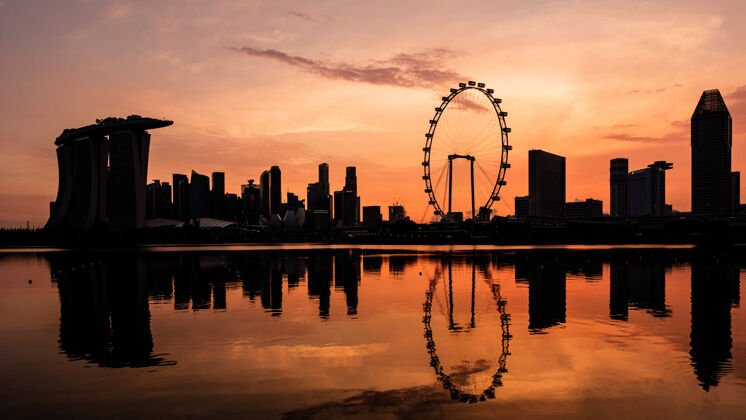 城市新加坡在日落时分划过天空风景新加坡海滨