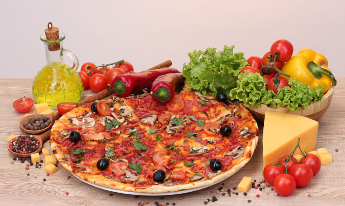 意大利香肠美味的比萨饼和蔬菜放在木桌上比萨饼午餐香料