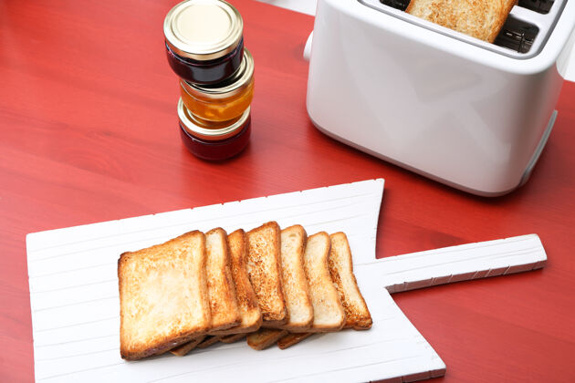脆桌上放着烤面包的木板吐司烹饪膳食