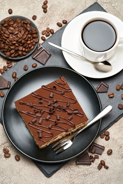 无人一份传统的意大利提拉米苏甜点和一杯咖啡放在灰色的水泥桌上食品部分蛋糕