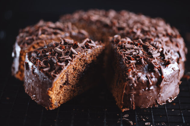可可特写镜头美味的巧克力蛋糕与巧克力块烤板海绵蛋糕待遇