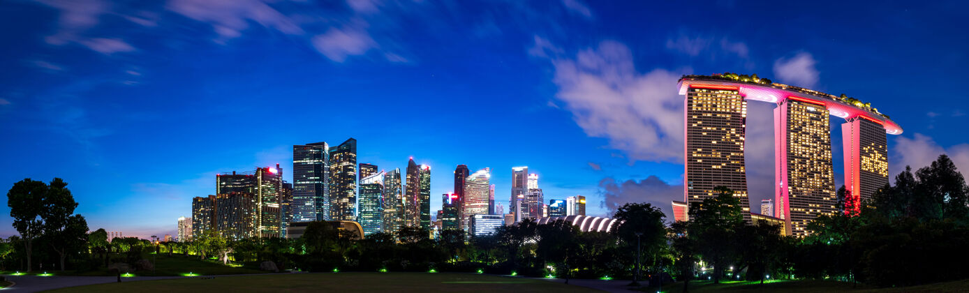 黄昏黄昏时新加坡天际线的超宽全景地标市中心高层