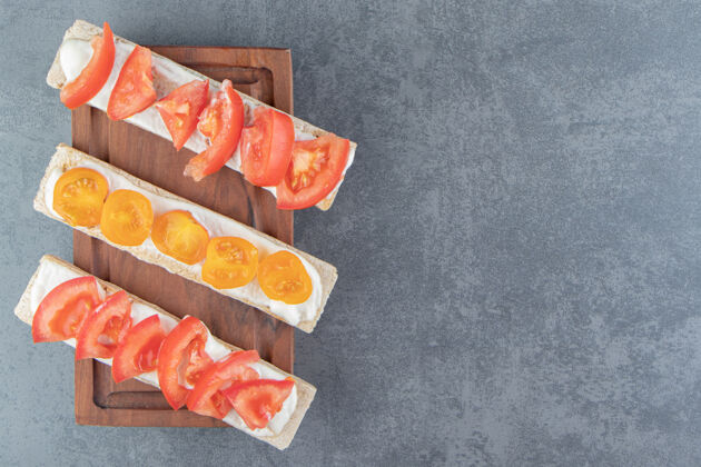 食物在木板上用西红柿烤脆面包西红柿饮食脆