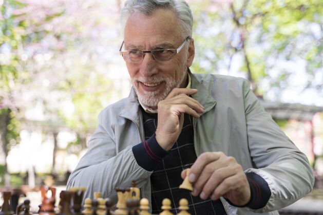 生活方式中枪老人下棋老年人成人男人