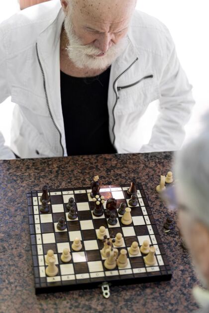 老年人近距离观察下棋的人男人老年人老年人