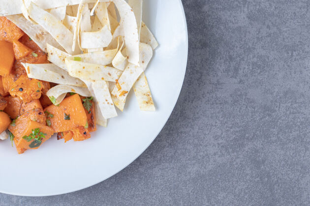 胡萝卜美味的拉瓦什片和烤胡萝卜盘 在大理石表面拉瓦什蔬菜新鲜