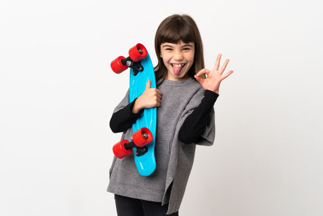 手势孤立背景下的体育女孩童年可爱滑板