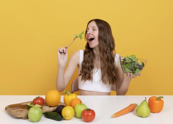 健康中等身材的女人和健康的蔬菜营养饮食食品