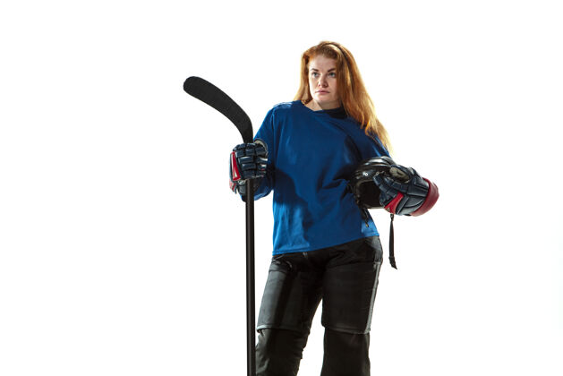 年轻年轻的冰球女选手 冰球场上的棍子和白色背景成人曲棍球活跃
