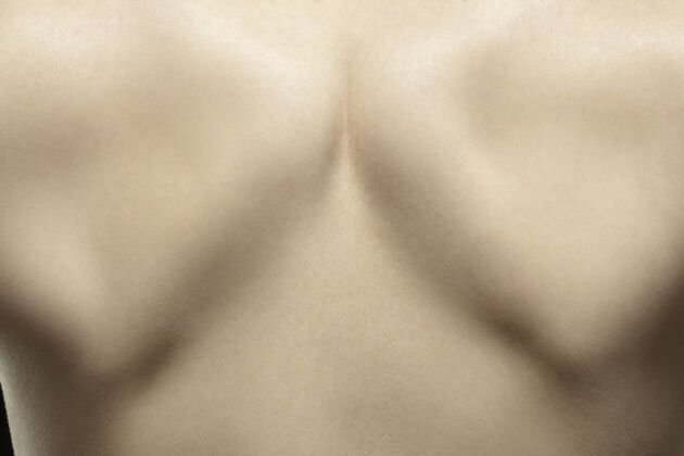 白色脊柱人体皮肤的详细纹理年轻白人女性身体的特写镜头质地人女人