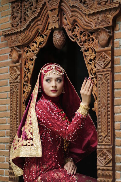 女装一位身着金红色礼服的美丽印度新娘的肖像时尚时尚休闲