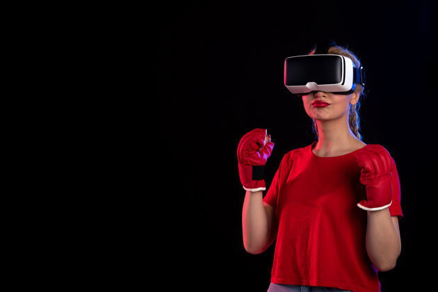 幻想前视图的年轻女性玩虚拟现实在mma手套上黑暗的视觉幻想d虚拟现实年轻女性视觉