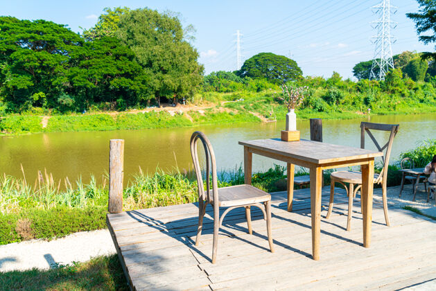 椅子空空的桌椅 江景蓝天热带水城市景观