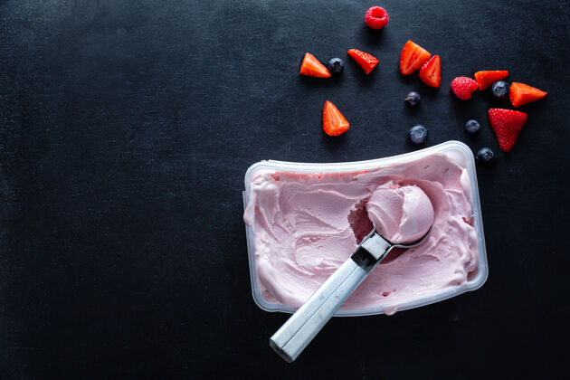 奶制品自制水果浆果冰淇淋 冰淇淋勺装在容器里容器咖啡季节