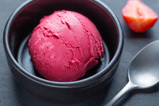 冷冻水果草莓冰淇淋勺 盛在水果和阿月浑子的盘子里顶视图冰淇淋待遇香草