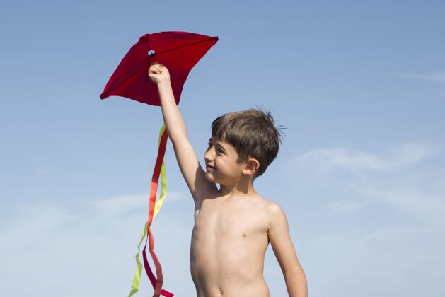 生活方式中枪男孩在玩风筝家庭海滩夏天