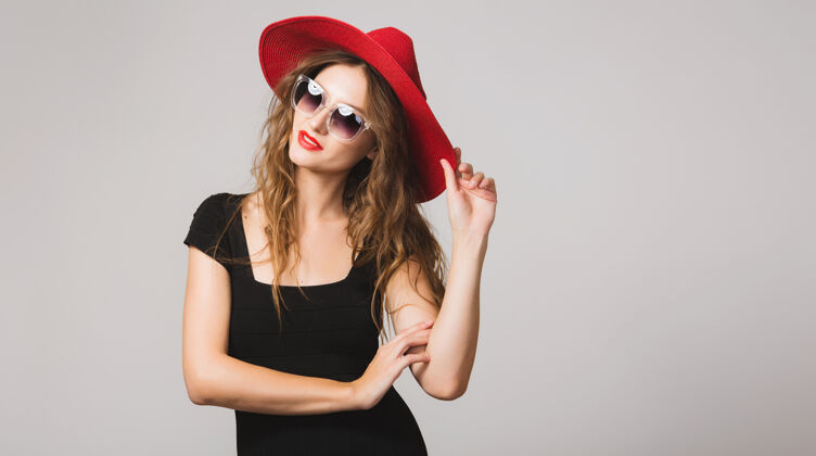 年轻年轻漂亮时髦的女人 穿着黑裙子 戴着红帽子微笑女性肖像