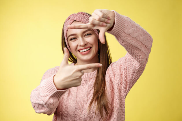 快乐穿粉红色毛衣的女人幸福消费者大学