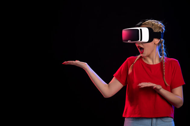 通信前视图的年轻女性玩虚拟现实的黑暗游戏视觉超声技术年轻女性科技超声波