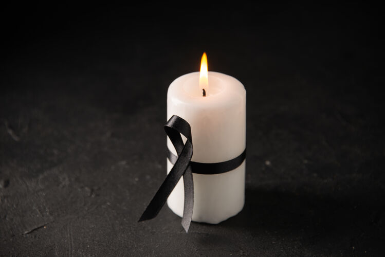 烛光白色蜡烛与黑色蜡烛的正视图庆典火焰火