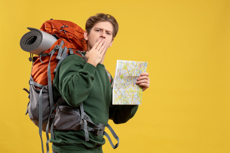 度假正面图年轻男子背着背包拿着地图黄色成人年轻男性
