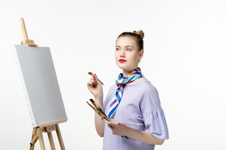 图画前视图女画家准备在白色墙上画艺术画照片画画家画架铅笔医生专业铅笔