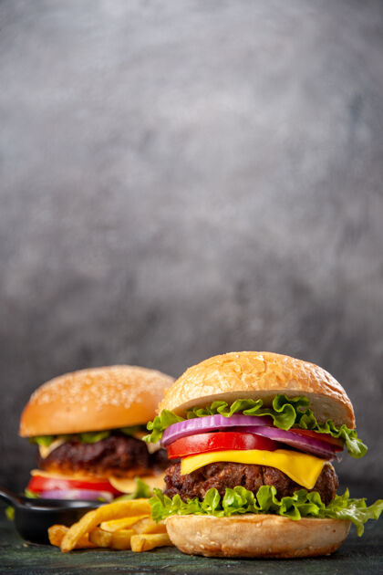 奶酪美味的三明治薯条在木质砧板上的深色混合色表面上俯视汉堡包肉生菜
