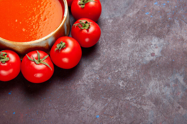 水果前视图美味的西红柿汤与新鲜的红色西红柿在黑暗的空间香草番茄饮食