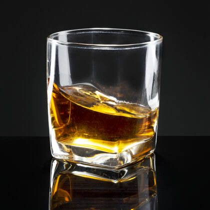 酒精饮料威士忌在玻璃杯里端得整整齐齐产品酒吧白兰地