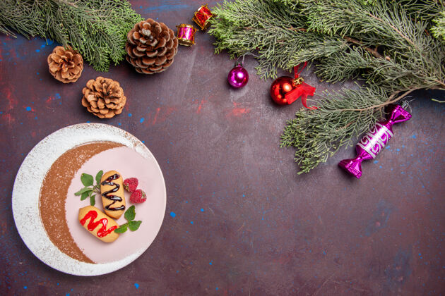 顶部俯瞰美味的甜饼干与圣诞玩具和树上深色背景饼干甜饼干糖蛋糕景观蛋糕饼干