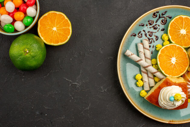 水果俯视图美味的派片与烟斗饼干和新鲜的橘子片在一个黑暗的背景水果蛋糕派甜饼干派减肥切片