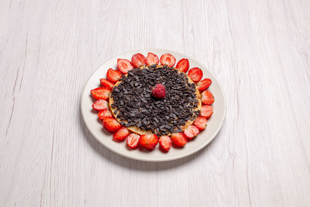薯条前视图美味的薄煎饼与草莓和巧克力片放在白色的桌子上甜甜的烤蛋糕饼干浆果可食用水果水果蛋糕