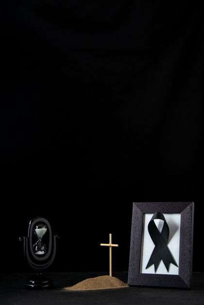 死亡黑色相框的小坟墓正面图夜黑画面