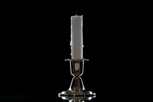 蜡烛在黑色的金色的立场上白色蜡烛的正面视图死亡烛台葬礼