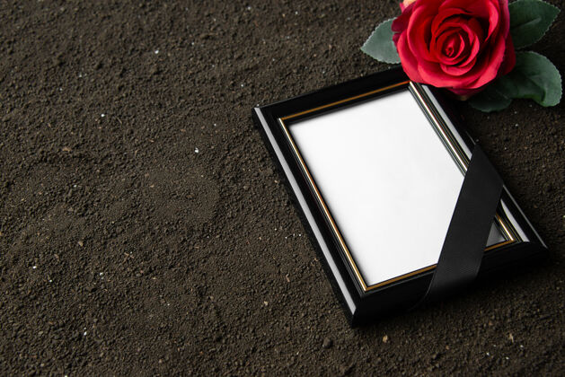 庆典黑色上有红花的相框前视图花死亡相框