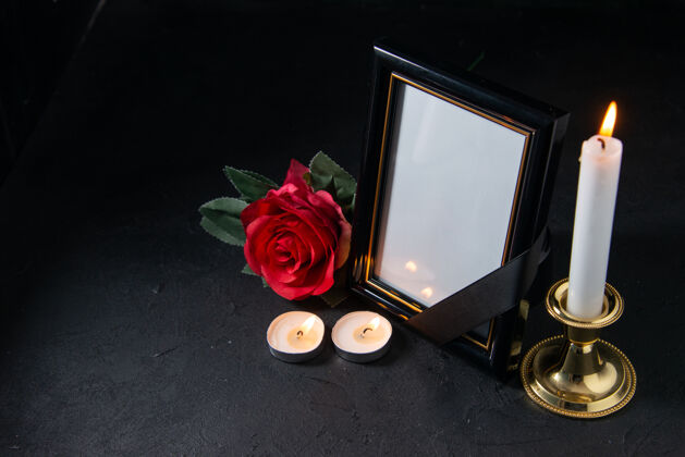 葬礼黑色上有红花的相框正视图花战争相框