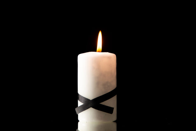 葬礼在黑色上点燃蜡烛的前视图战争黑烛光
