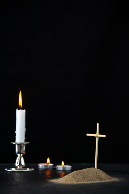 葬礼黑色蜡烛的小坟墓的正视图光黑暗死亡