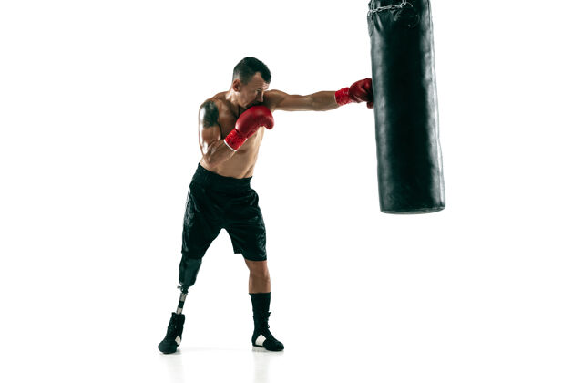 适应带假肢的肌肉运动员的全长肖像 复制空间戴着红手套的男拳击手训练和练习隔离在白墙上运动的概念 健康的生活方式假肢肌肉运动