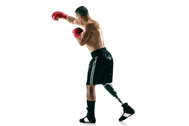姿势带假肢的肌肉运动员的全长肖像 复制空间戴红手套的男拳击手白墙上的孤立镜头跑步假肢拳击