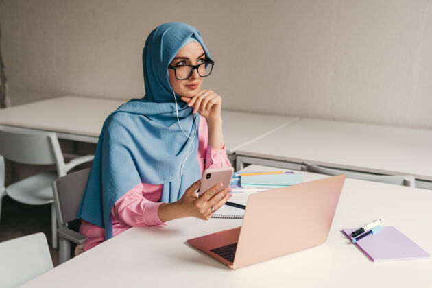 女商人年轻漂亮的现代妇女戴着头巾在办公室的笔记本电脑上工作 教育在线女性马来语传统